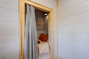5 bedrooms, desk, free WiFi, bed sheets