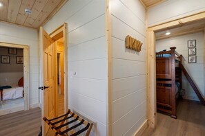 5 bedrooms, desk, free WiFi, bed sheets