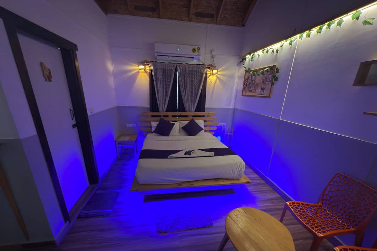 Desk, laptop workspace, free WiFi