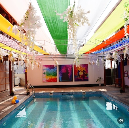 Deluxe Double Room, Balcony, City View | Living area