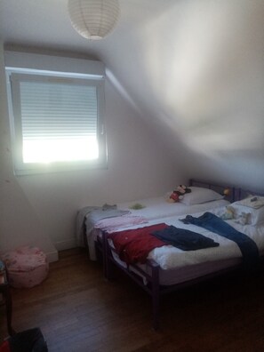 3 bedrooms, iron/ironing board, bed sheets