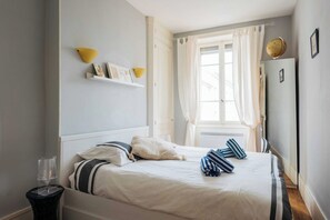 Departamento | 2 habitaciones, tabla de planchar con plancha y ropa de cama