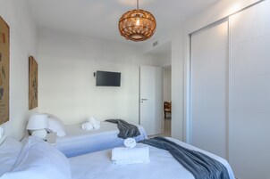 2 habitaciones y tabla de planchar con plancha