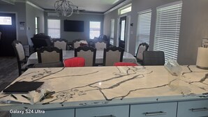 A modern dining area with a Galaxy S24 Ultra table, a chandelier, and a ceiling fan. - Enchanting 4-bedroom house with AC in Cleveland (Cleveland)