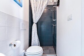 Doccia, asciugacapelli, bidet, asciugamani