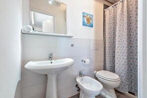 Shower, hair dryer, bidet, towels - Castle view apartments - studio apartment with sea view (Otranto)
