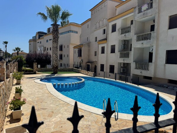 Villa | Alberca | Alberca techada y alberca al aire libre