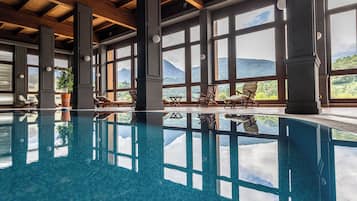 Indendørs pool, åben fra kl. 09.00 til kl. 20.00, liggestole