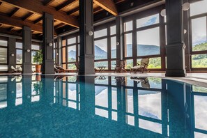 室內游泳池，開放時間為 09:00 至 20:00，提供日光浴躺椅