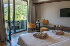 Quarto casal júnior, sacada, vista para a montanha | Cofres nos quartos, Wi-Fi de cortesia