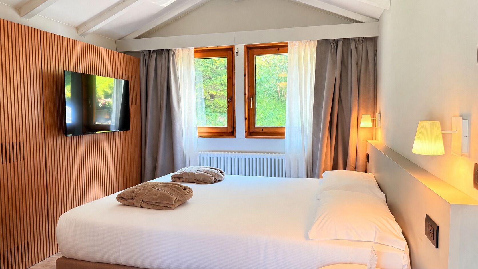 Royal Loft | Minibar, in-room safe, desk, laptop workspace