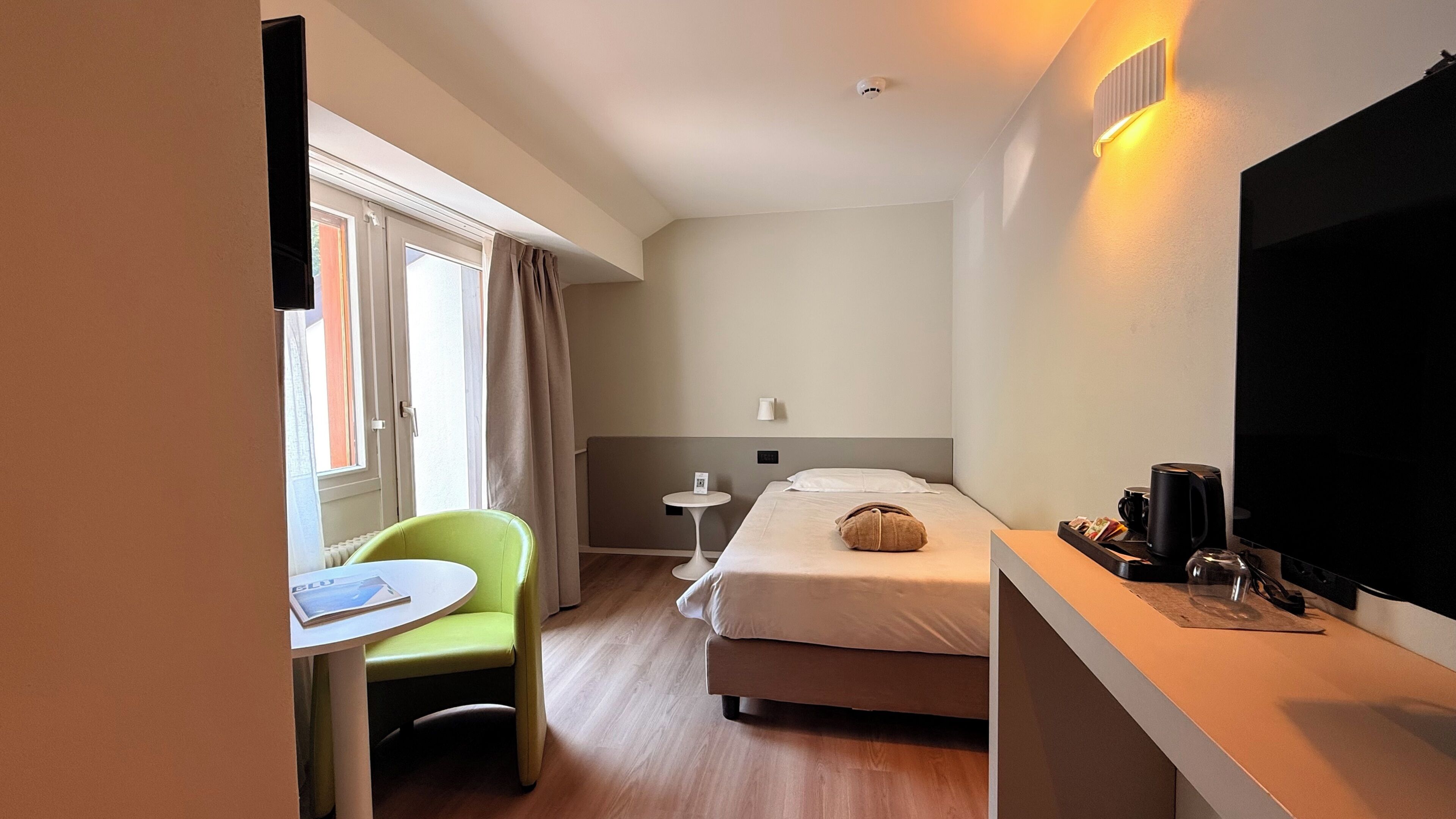 Loft | Minibar, in-room safe, desk, laptop workspace