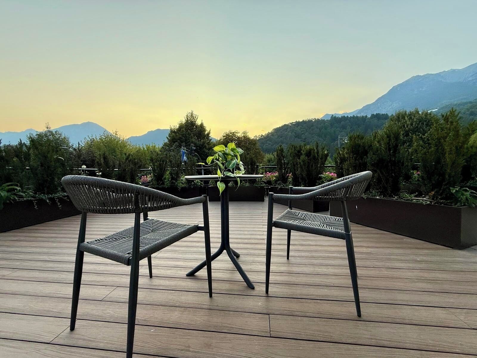 Junior tweepersoonskamer, balkon, uitzicht op bergen | Een minibar, een kluis op de kamer, een bureau, een laptopwerkplek
