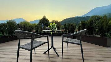 Junior tweepersoonskamer, balkon, uitzicht op bergen | Een minibar, een kluis op de kamer, een bureau, een laptopwerkplek