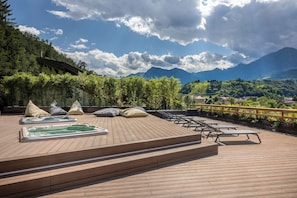 Sauna, hot tub, steam room, body treatments, aromatherapy