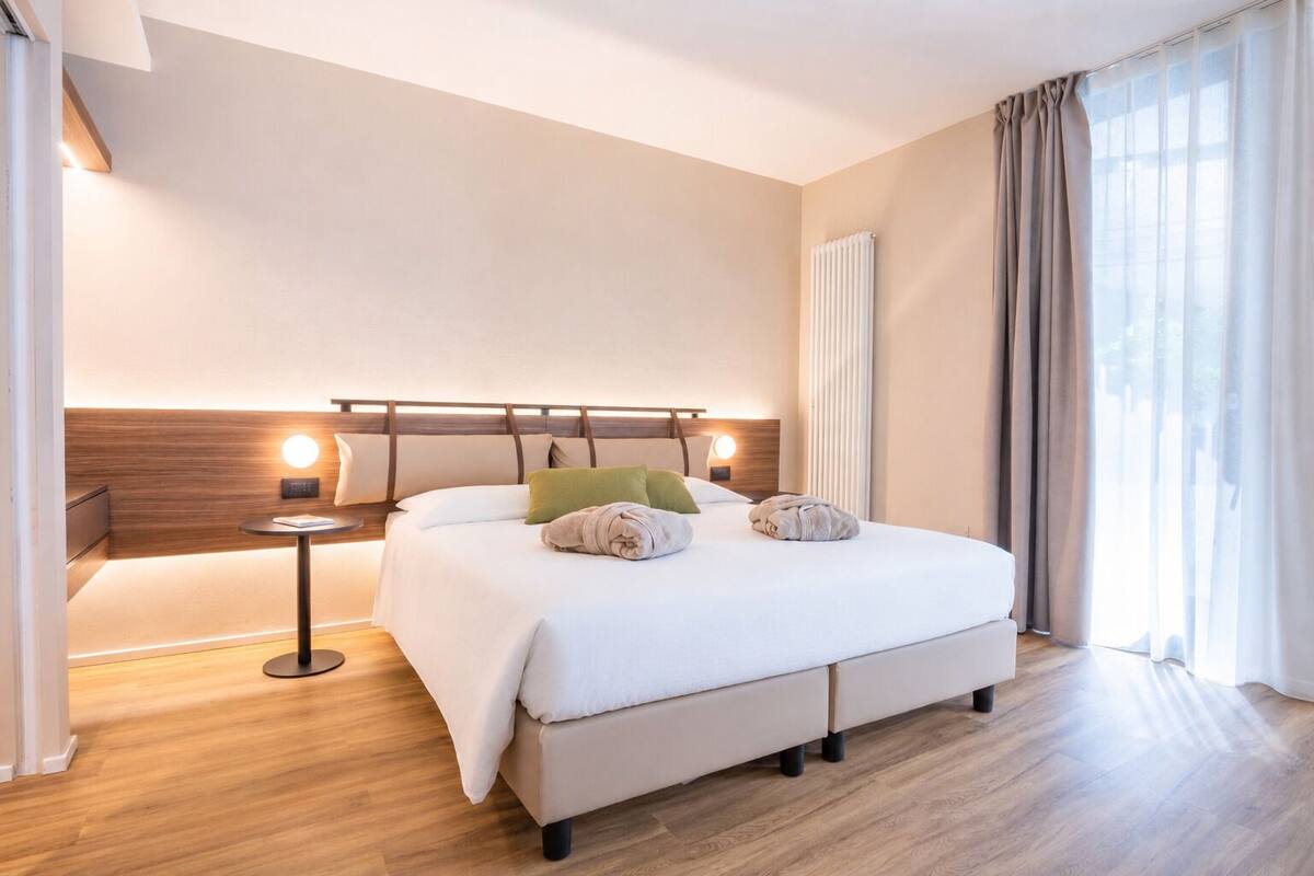 Junior Suite | Minibar, in-room safe, desk, laptop workspace