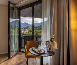 Chambre Double Junior, balcon, vue montagne | Coffres-forts dans les chambres, Wi-Fi gratuit