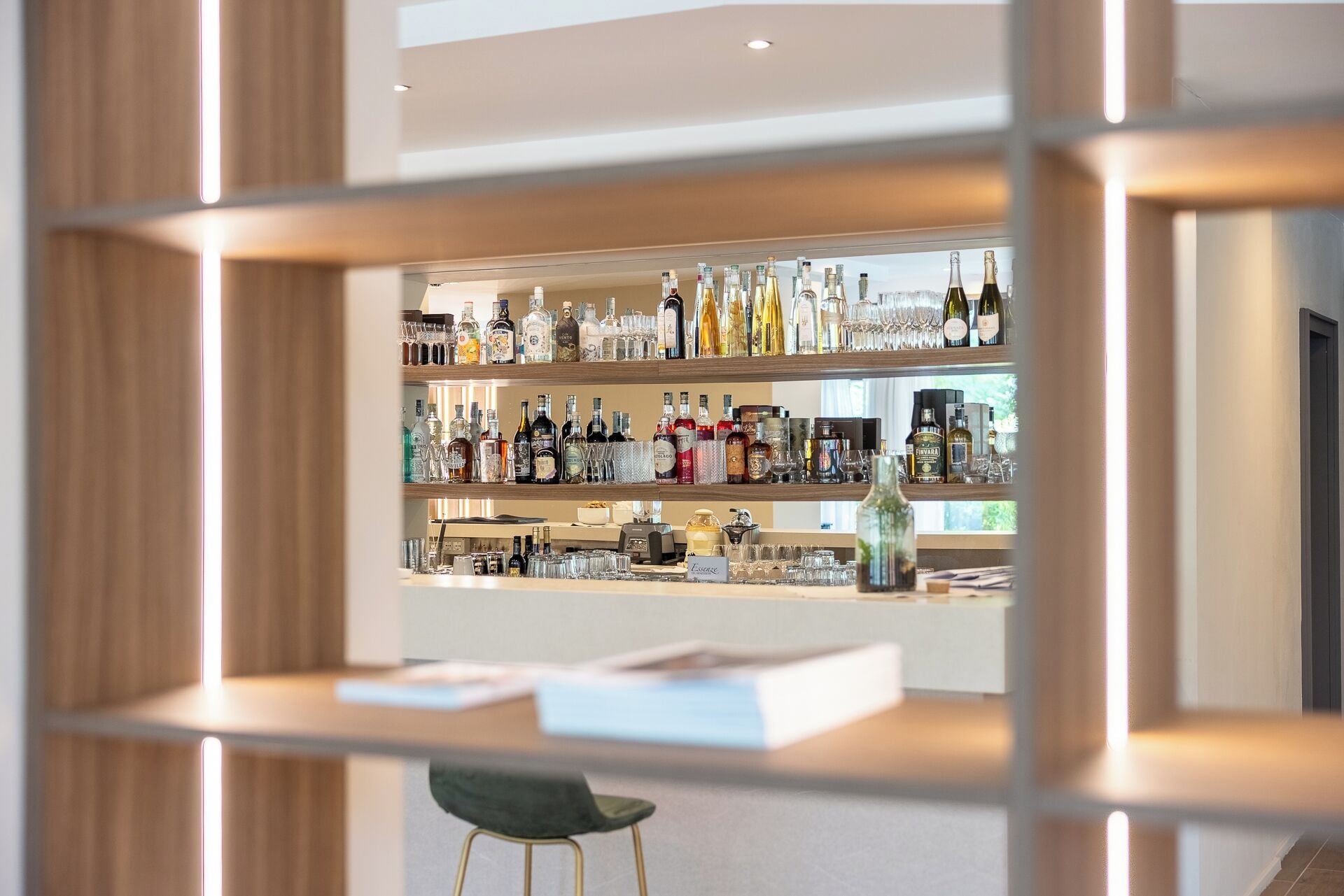 2 bares, bar junto a la piscina