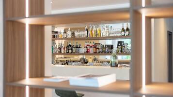 2 bares, bar junto a la piscina