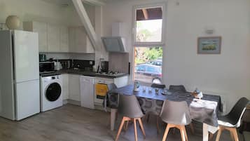 Een koelkast, een microgolfoven, een oven, een kookplaat