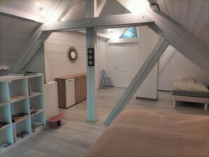 2 bedrooms, iron/ironing board, WiFi, bed sheets