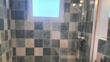 Douche, sèche-cheveux, serviettes fournies, savon