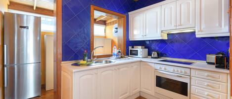 Kühlschrank, Mikrowelle, Ofen, Wasserkocher mit Kaffee-/Teezubehör