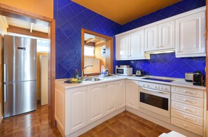 Fridge, microwave, oven, coffee/tea maker