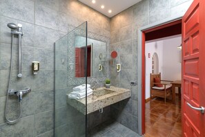 Ducha, secador de pelo, toallas