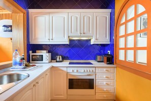 Fridge, microwave, oven, coffee/tea maker