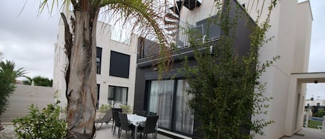 House | Outdoor dining