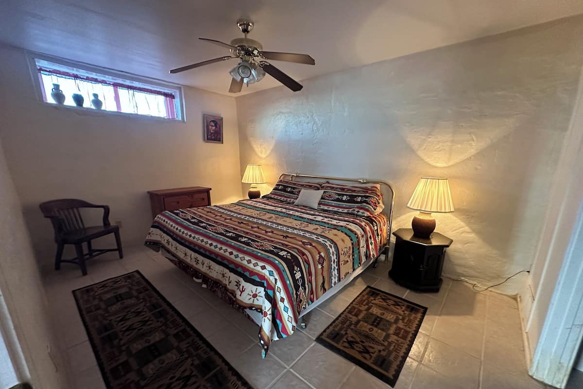 Condo | Laptop workspace, free WiFi, bed sheets