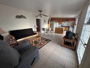 Condo | Khu phòng khách | Smart TV 34-inch có truyền hình kỹ thuật số, Netflix, Hulu