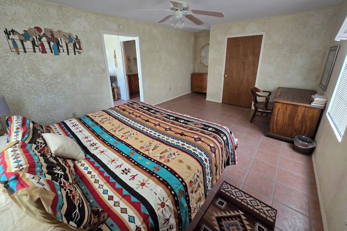 Condo | Laptop workspace, free WiFi, bed sheets