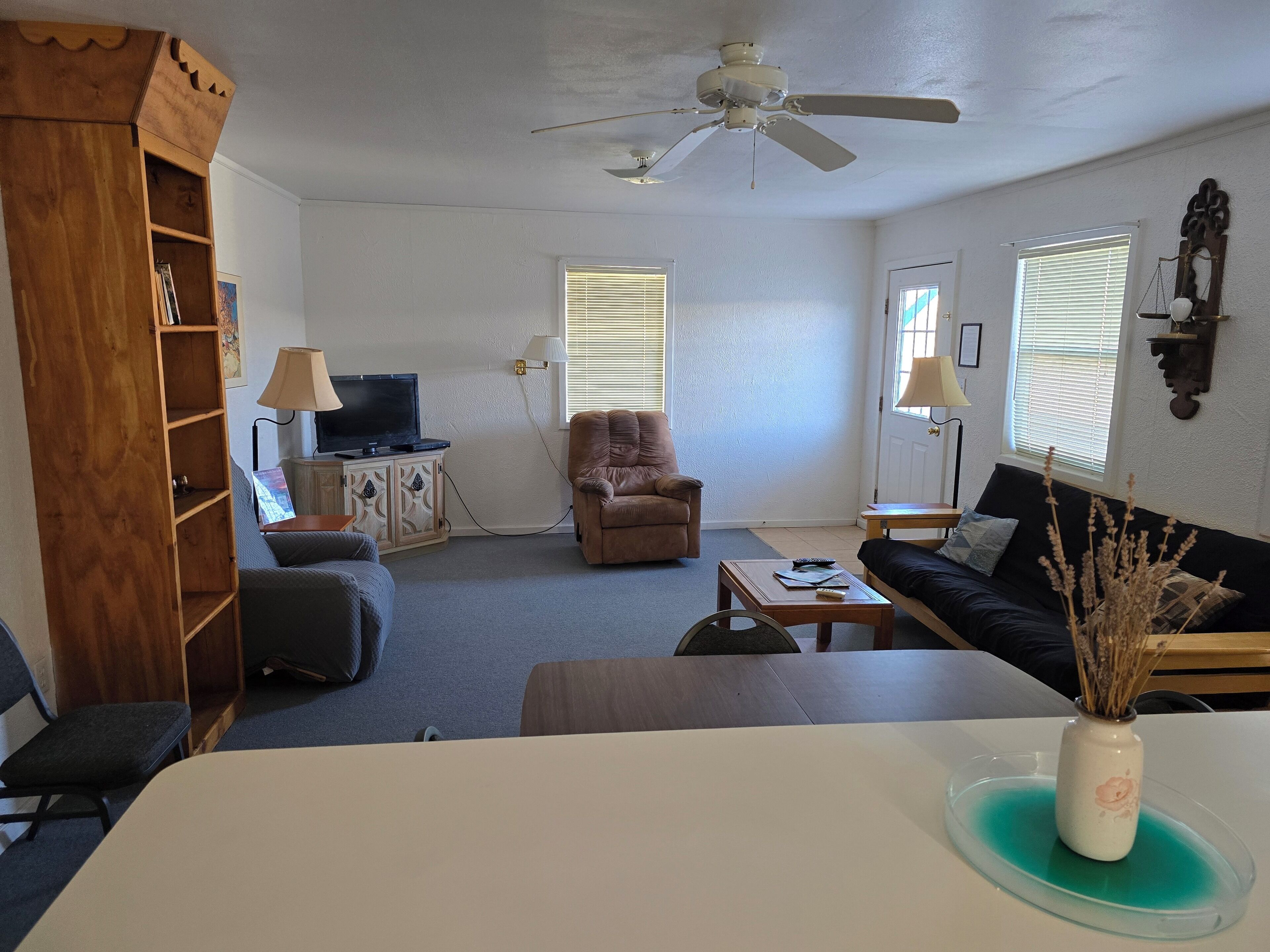 Casa | Área de sala de estar | Smart TV de 34 pulgadas con canales digitales, Netflix y Hulu 