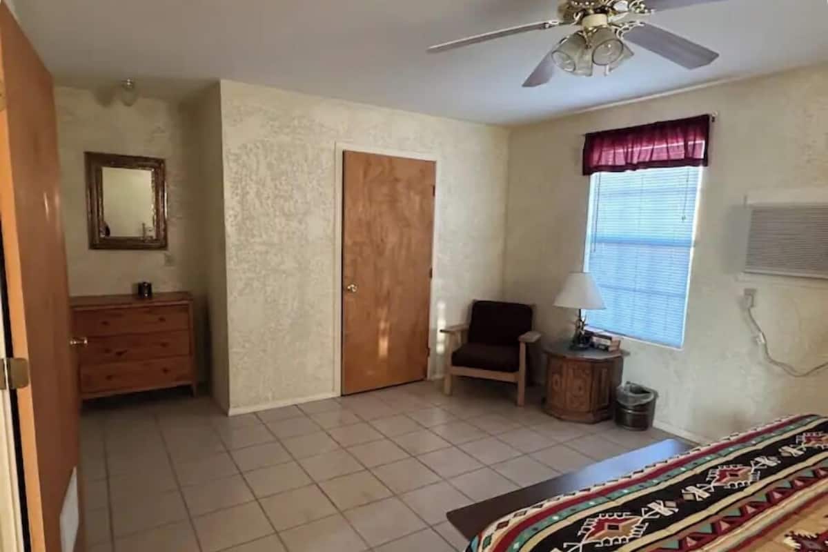 Condo | Laptop workspace, free WiFi, bed sheets