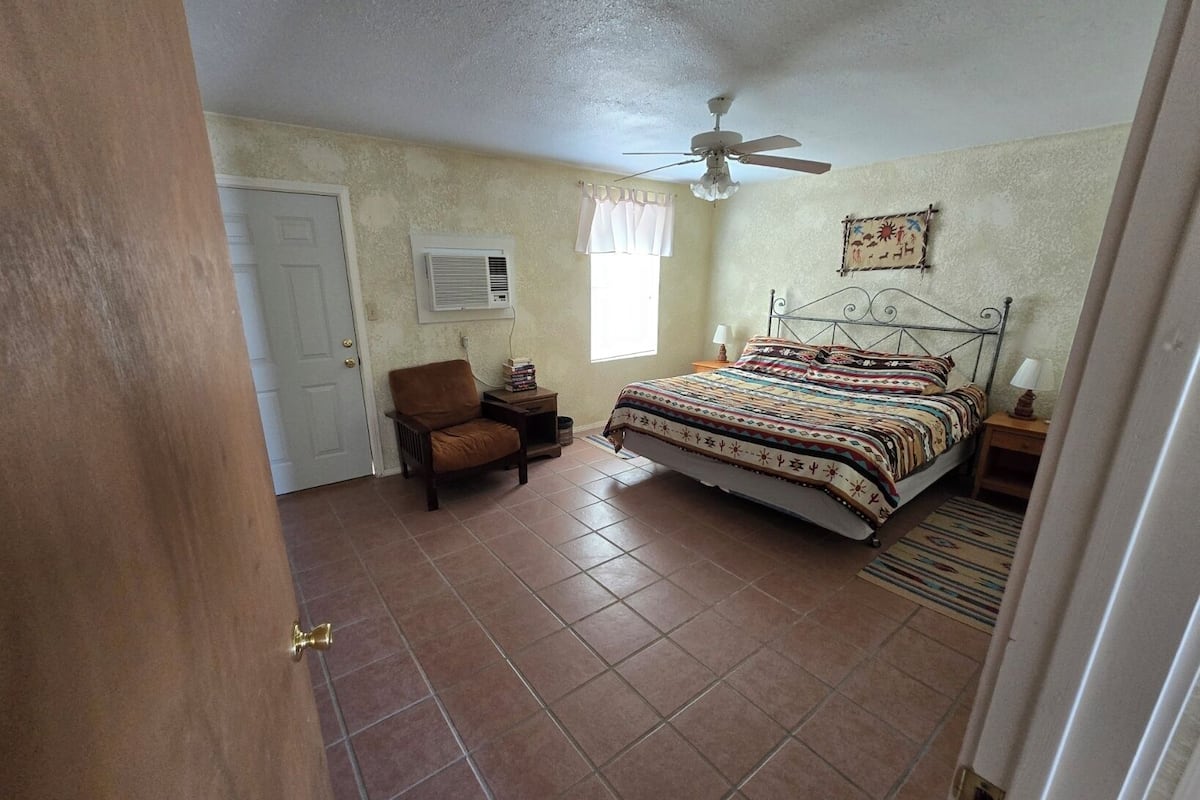 Condo | Laptop workspace, free WiFi, bed sheets