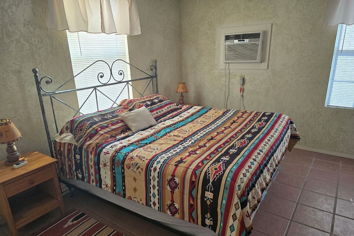 Condo | Laptop workspace, free WiFi, bed sheets