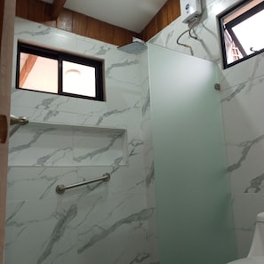 Doccia, asciugamani, sapone, shampoo