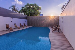 Una piscina al aire libre