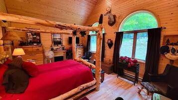 4 bedrooms, in-room safe, desk, iron/ironing board