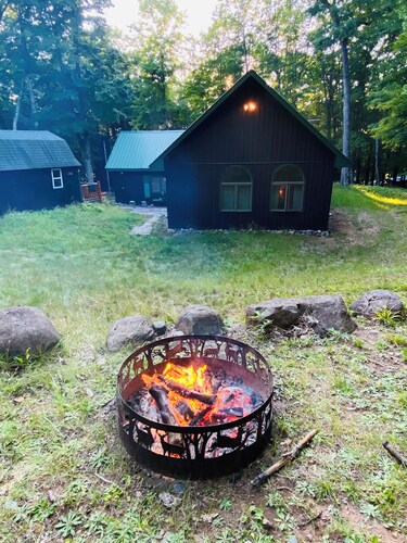 Iron River Luxury Cabin with dock, firepit & deck