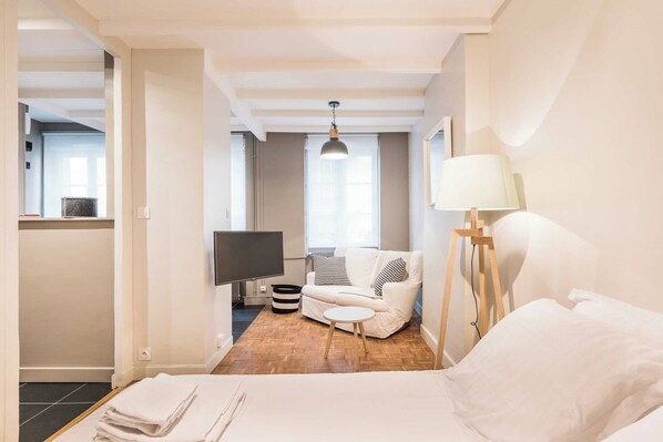 Apartment | Iron/ironing board, bed sheets