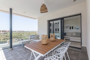 Apartment | Outdoor dining