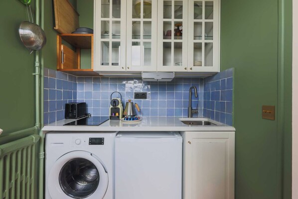 Appartement | Cuisine privée | Réfrigérateur, micro-ondes, plaque de cuisson, cafetière/bouilloire