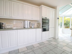 Lave-vaisselle, batterie de cuisine, vaisselle et ustensiles