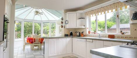 Opvaskemaskine, køkkentøj/tallerkener/redskaber