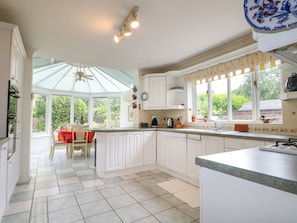 Microwave, dishwasher, toaster, cookware/dishes/utensils - Little Birches (Tenterden)