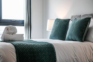 2 chambres, bureau, fer et planche à repasser, lit parapluie