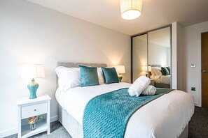 2 Schlafzimmer, Schreibtisch, Bügeleisen/Bügelbrett, Reisekinderbett